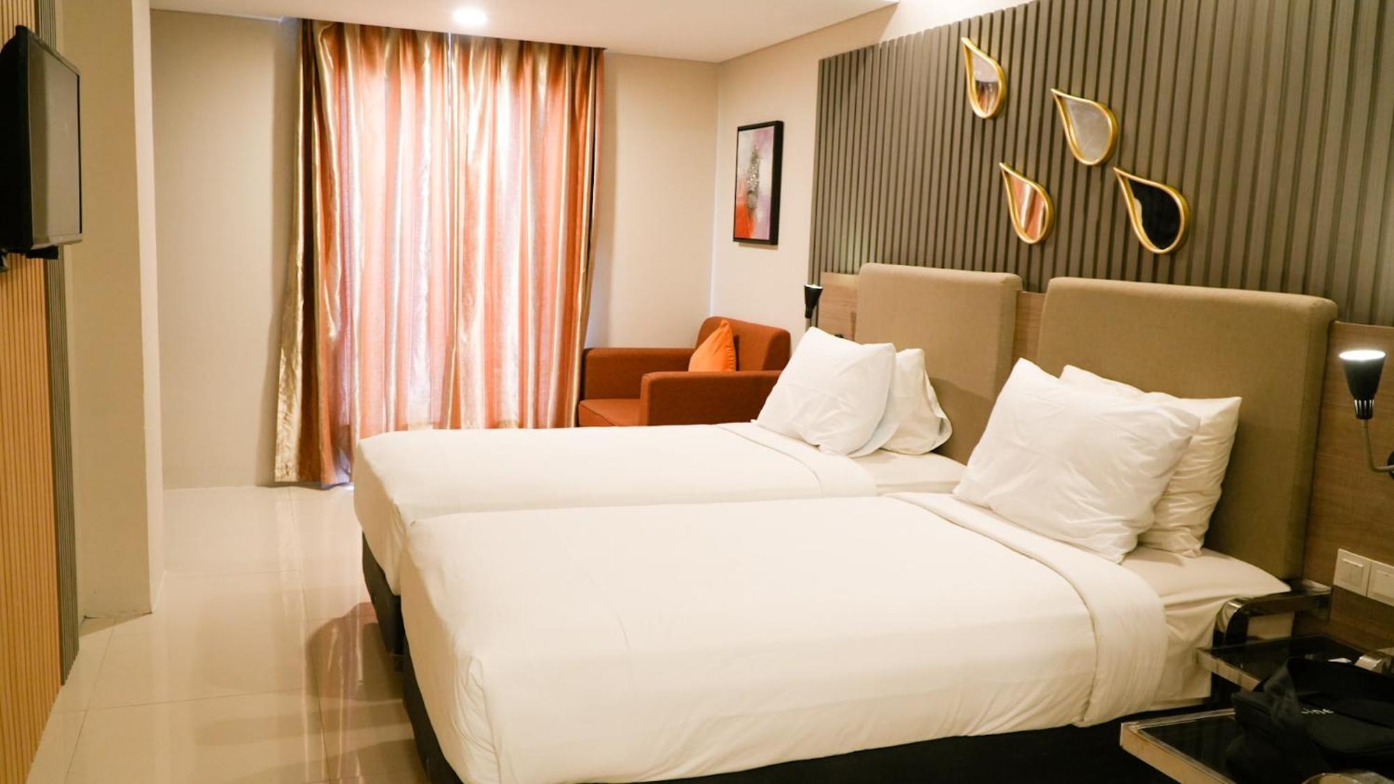 Verse Hotel Cirebon Exterior photo